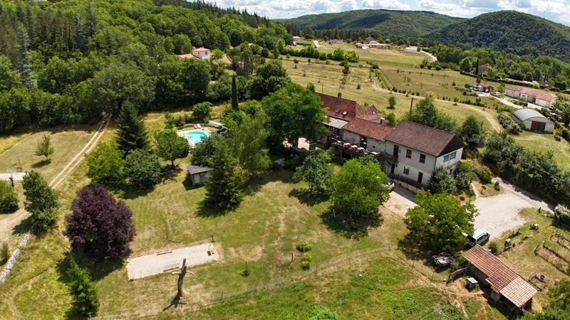 Maison - 430 m² - 16 pièces