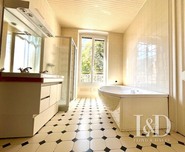 Maison - 237 m² - 10 pièces