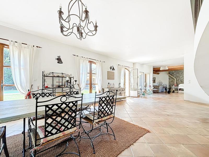 Villa - 240 m² - 6 pièces