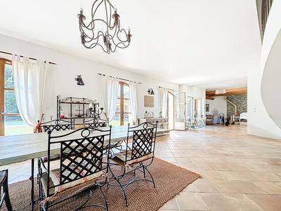 Villa - 240 m² - 6 pièces