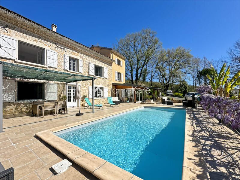 Maison - 250 m² - 8 pièces