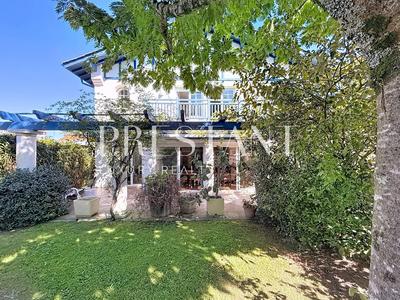 Maison - 230 m² - 6 pièces