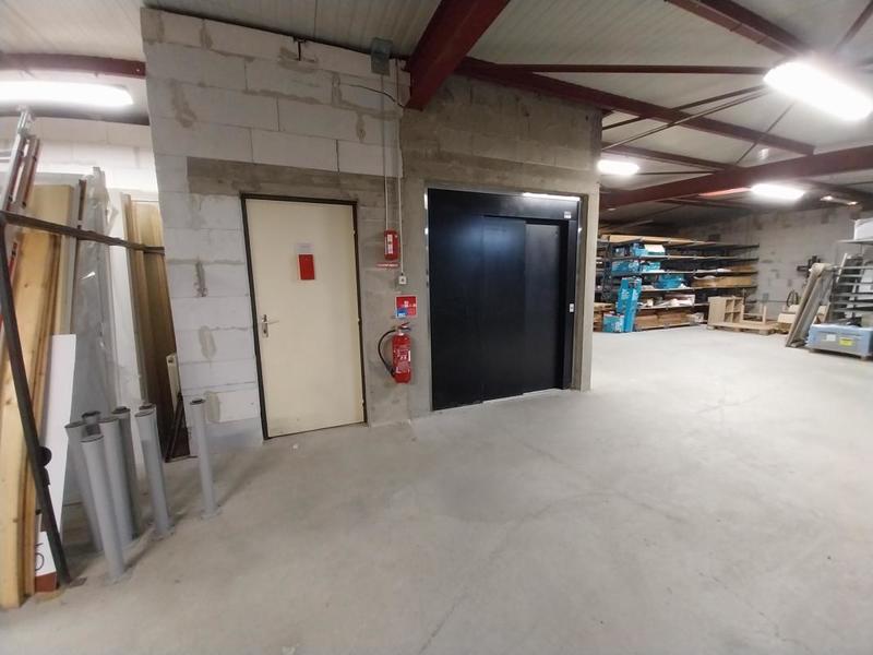 Divers - 1 051 m² - 15 pièces