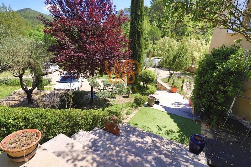 Propriété - 342 m² - 12 pièces