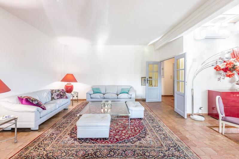 Villa - 360 m² - 8 pièces