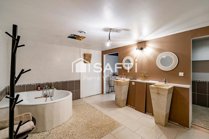 Maison - 250 m² - 8 pièces