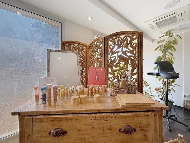 Beauté / Bien-être - 108 m² - 5 pièces