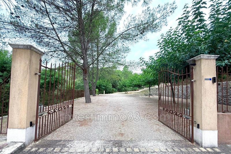 Maison - 236 m² - 9 pièces