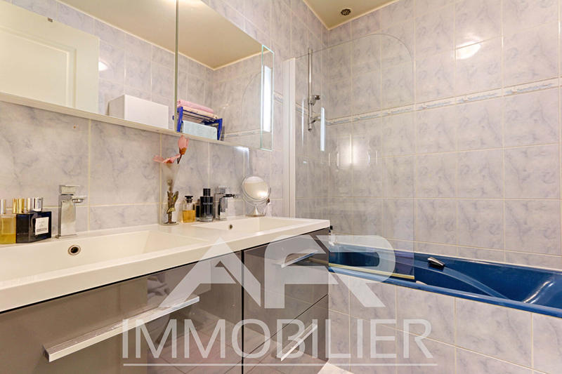 Maison - 300 m² - 8 pièces