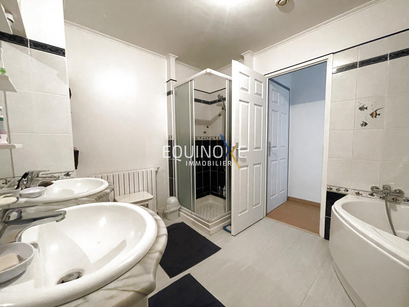 Villa - 188 m² - 9 pièces