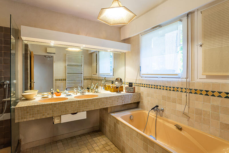 Maison - 245 m² - 9 pièces