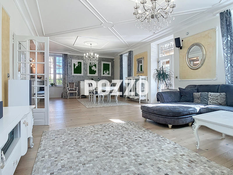 Maison - 207 m² - 8 pièces