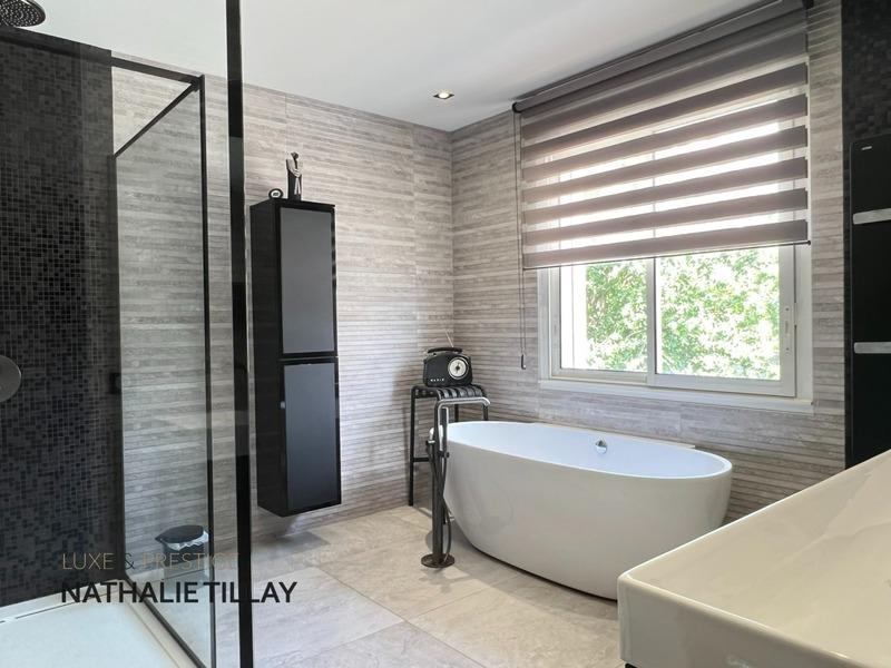 Maison - 284 m² - 9 pièces