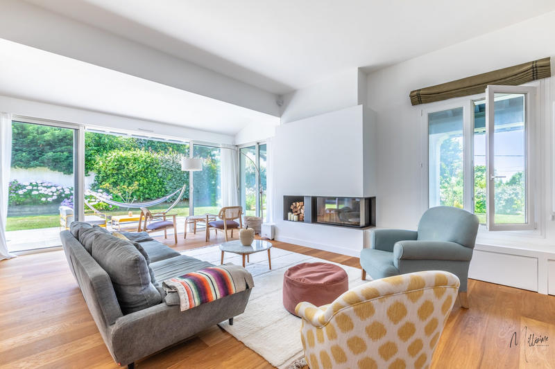 Maison - 275 m² - 10 pièces