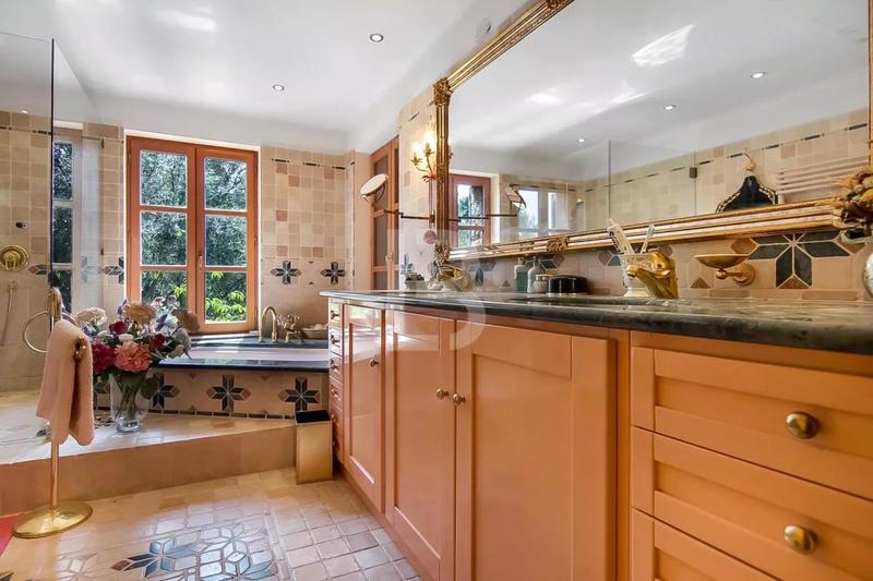 Maison - 260 m² - 11 pièces