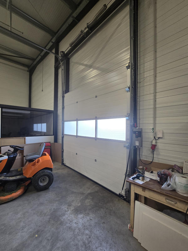 Entrepôt - 1 240 m²