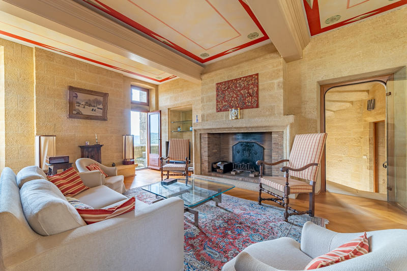 Maison - 215 m² - 8 pièces