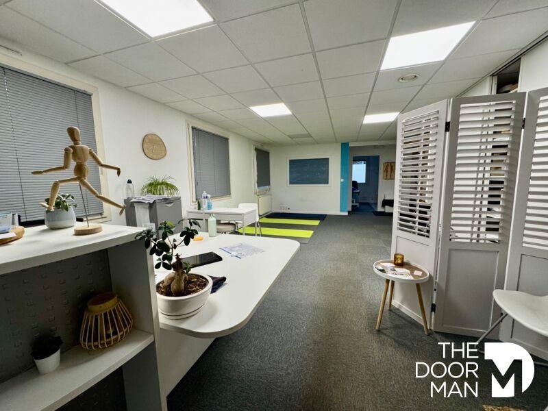 Local d'activité / Entrepôt - 265 m² - 10 pièces