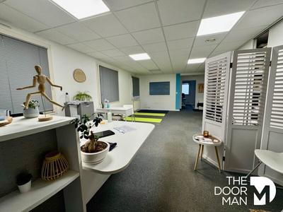 Local d'activité / Entrepôt - 265 m² - 10 pièces