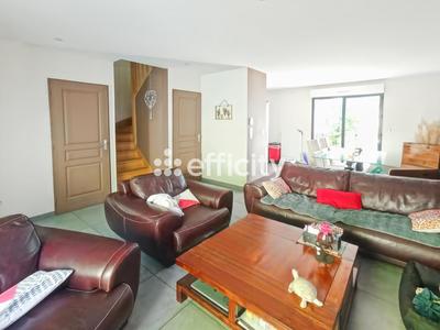 Maison - 232 m² - 12 pièces