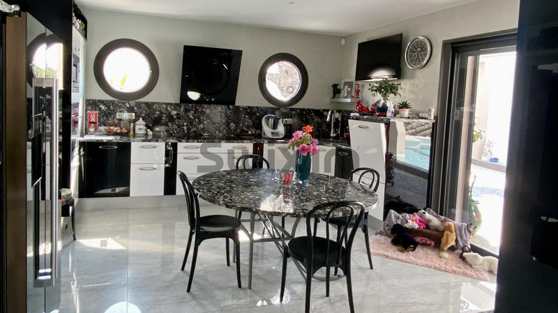 Villa - 377 m² - 8 pièces