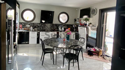 Villa - 377 m² - 8 pièces