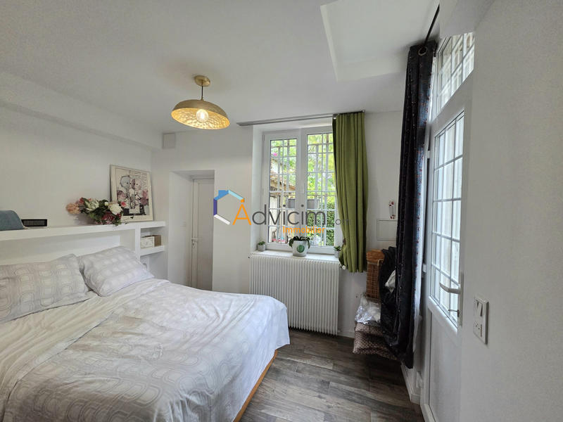 Maison - 233 m² - 8 pièces