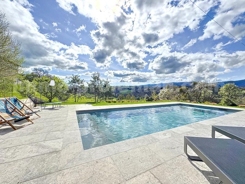 Maison - 486 m² - 8 pièces