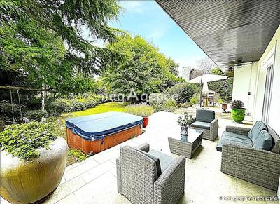 Maison traditionnelle - 260 m² - 10 pièces