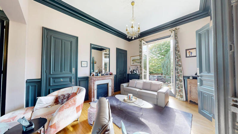 Maison - 252 m² - 9 pièces