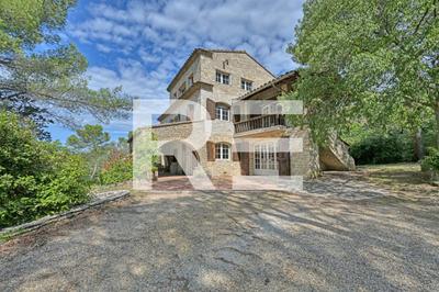 Maison - 238 m² - 7 pièces