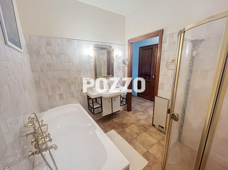 Maison - 268 m² - 9 pièces