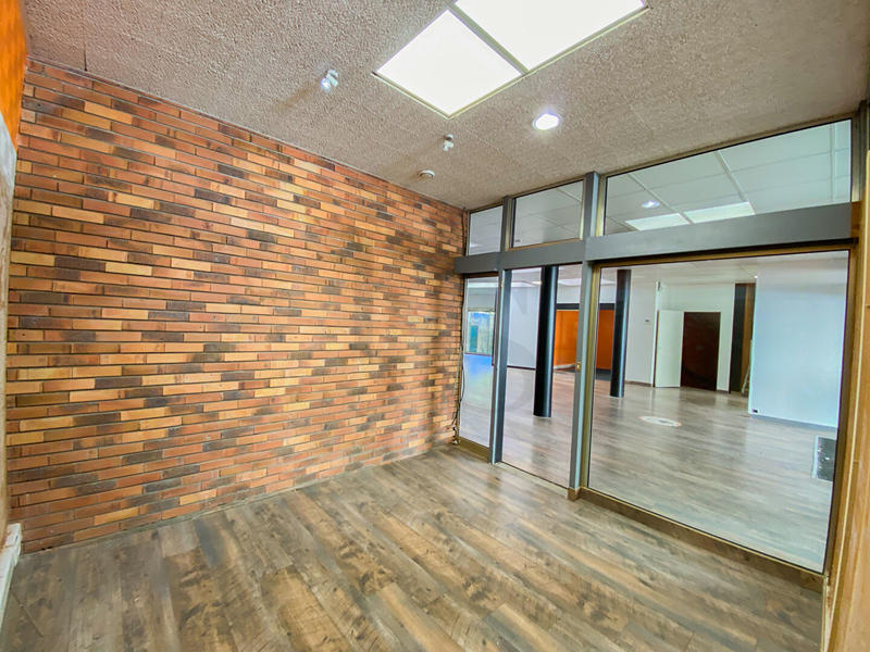 Local commercial - 735 m² - 10 pièces