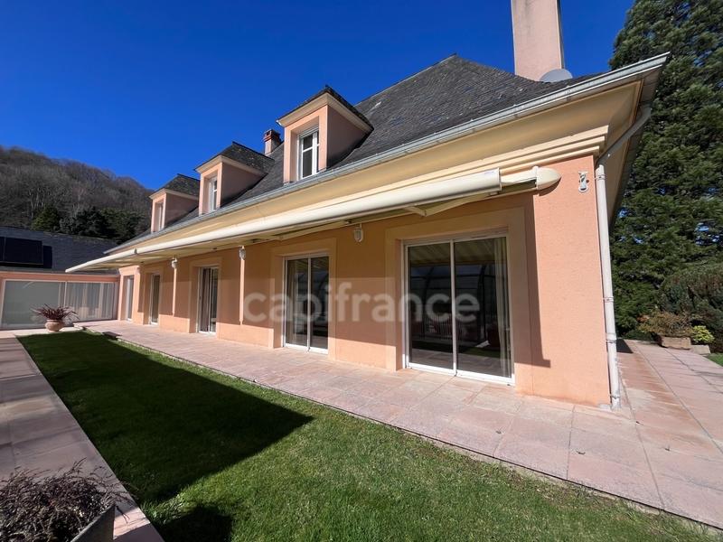 Maison - 268 m² - 8 pièces