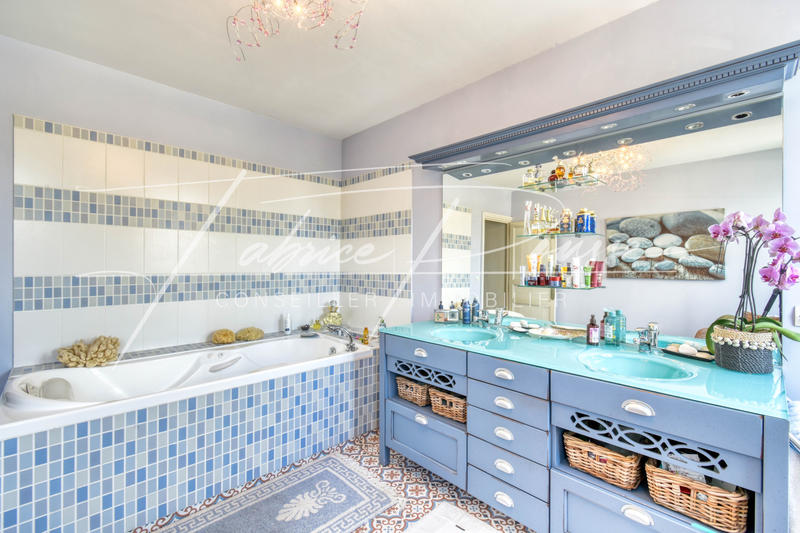 Maison - 203 m² - 7 pièces