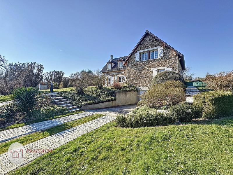 Maison - 202 m² - 8 pièces