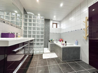 Maison - 236 m² - 7 pièces