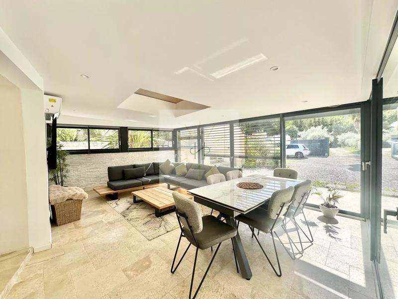 Maison - 161 m² - 9 pièces