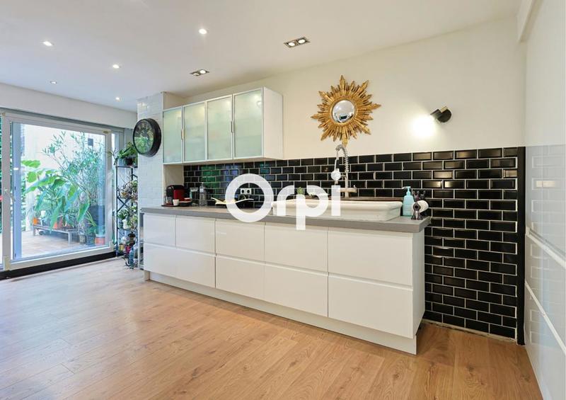 Maison - 300 m² - 8 pièces