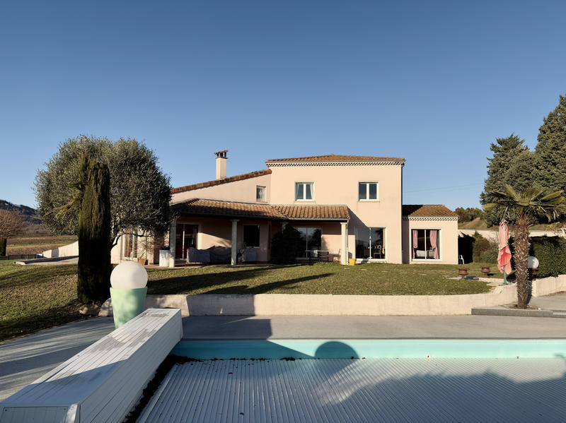 Maison - 220 m² - 8 pièces