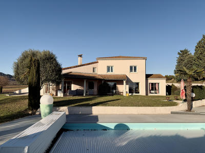 Maison - 220 m² - 8 pièces