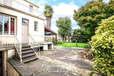 Maison - 245 m² - 10 pièces