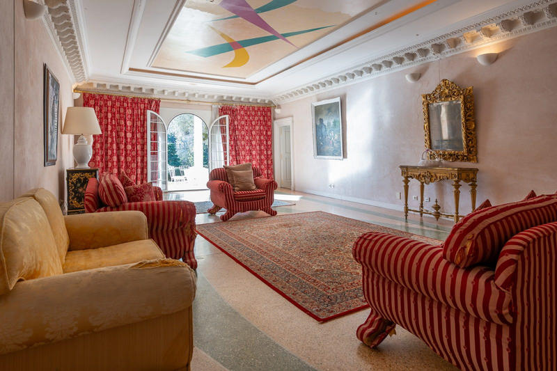 Villa - 857 m² - 15 pièces