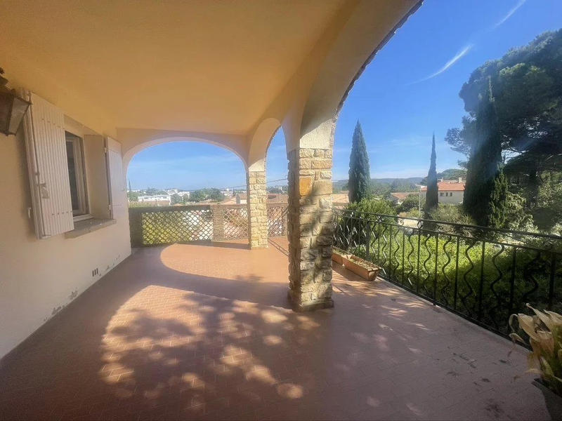 Maison - 228 m² - 9 pièces