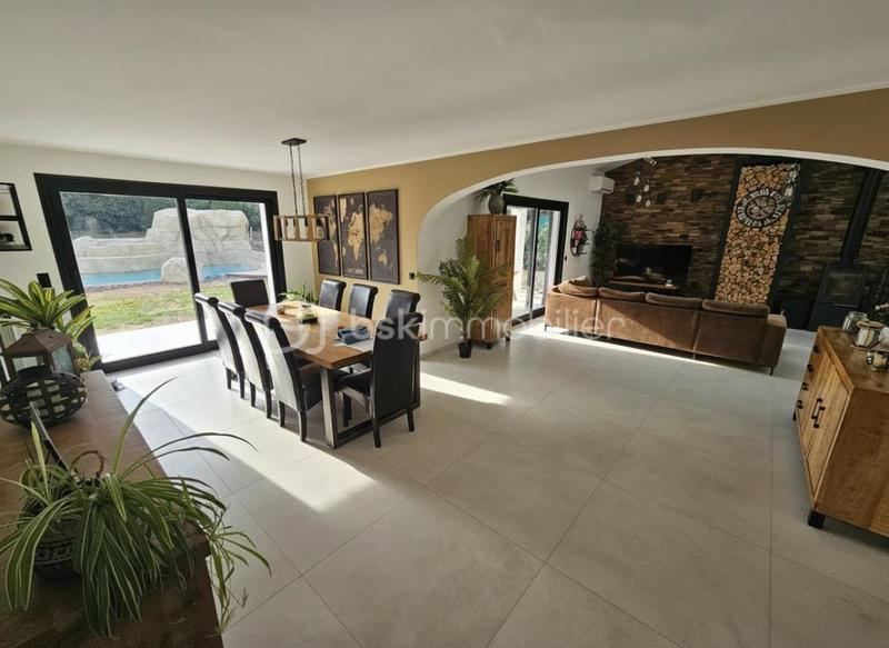 Propriété - 208 m² - 6 pièces