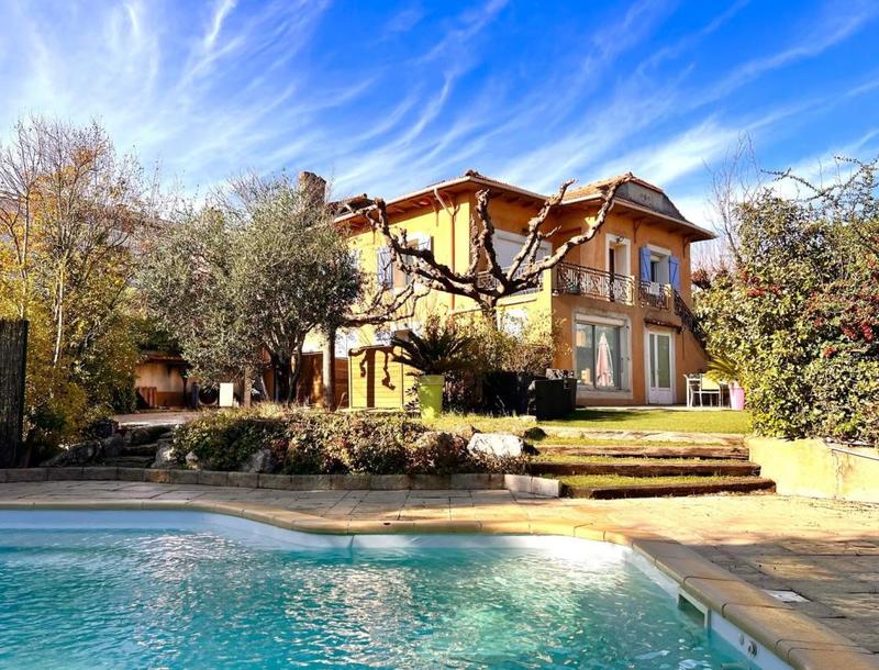 Maison - 217 m² - 9 pièces