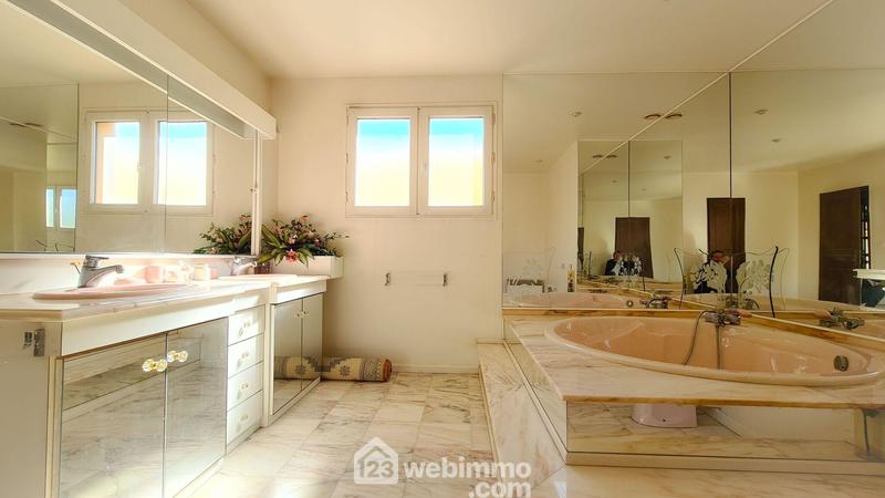 Maison - 370 m² - 12 pièces