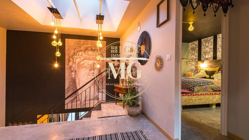 Maison - 1 046 m² - 29 pièces