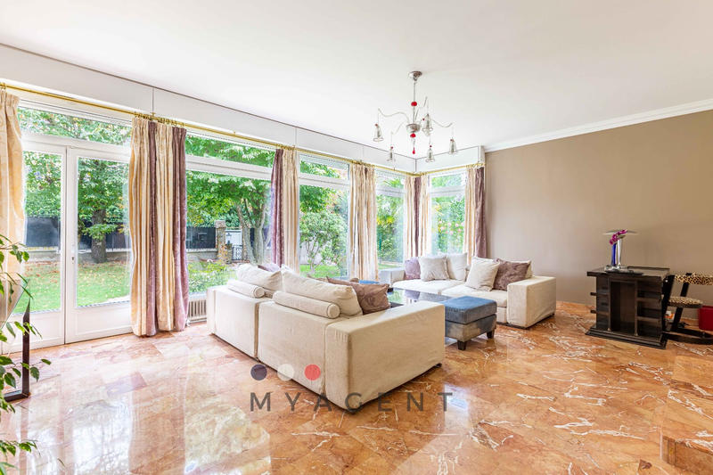 Maison - 300 m² - 15 pièces