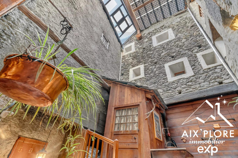 Maison - 438 m² - 12 pièces